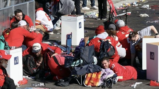 Celebración arruinada: Tiroteo durante el desfile del Super Bowl deja una víctima fatal y más de 20 heridos