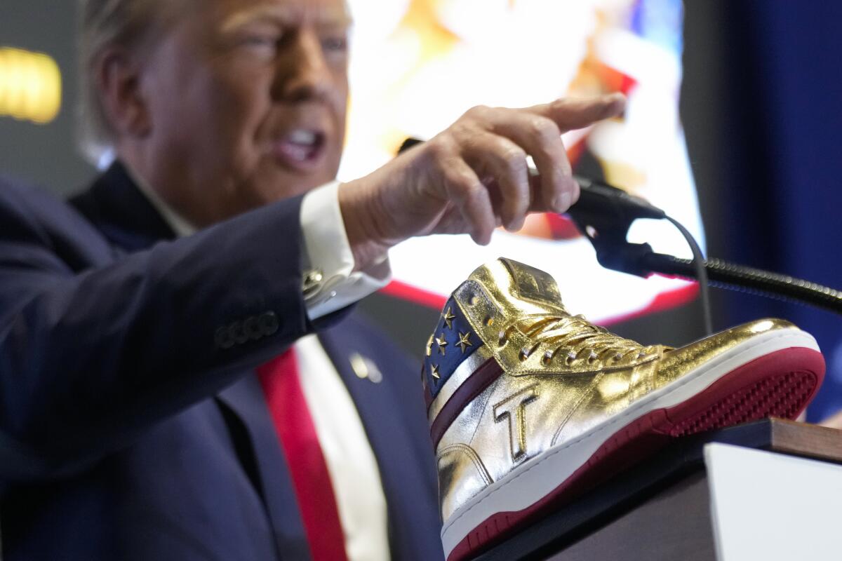 ¿Nuevo emprendimiento? Trump anuncia venta de zapatillas limitadas de su marca por $399 tras multas millonarias