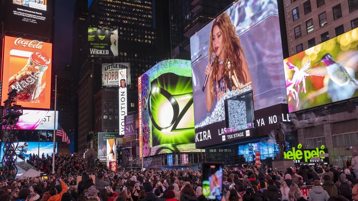 “Las mujeres ya no lloran”: Así paralizó Times Square Shakira con un concierto gratis para 40.000 personas (+15 min)