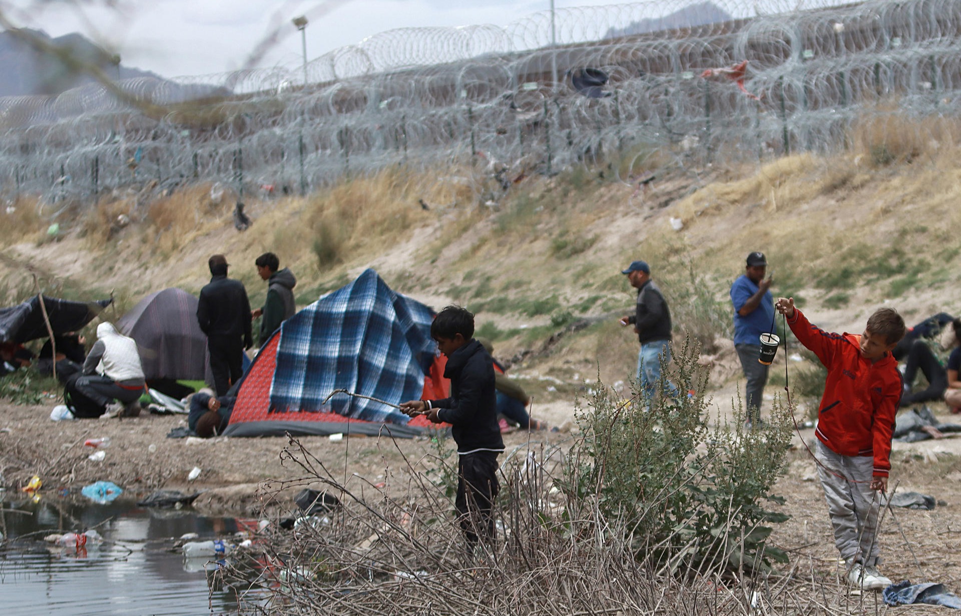 “Pasan frío, hambre, calor”: Las condiciones extremas enferman a decenas de niños migrantes que acampan en la frontera de México