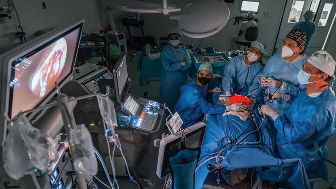 ¡Sin precedente! Colombia: Realizan cirugía a una bebé mientras permanecía conectada a la placenta de su madre
