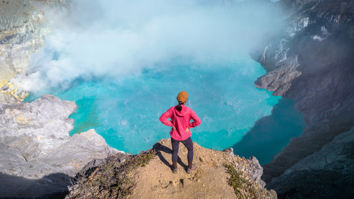 Trágicas vacaciones: Turista fallece tras caer al cráter de volcán activo mientras se tomaba fotos